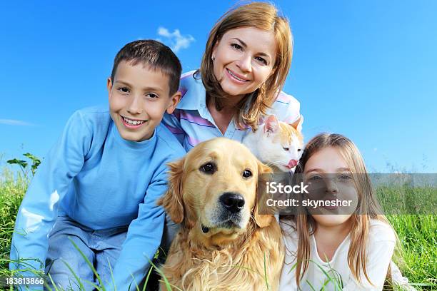 Foto de Alegre Família Estão Desfrutando Com Animais Ao Ar Livre e mais fotos de stock de Cão