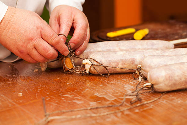 butcher está haciendo delicioso eslovena cerdo salchichas - sausage knackwurst food bratwurst fotografías e imágenes de stock