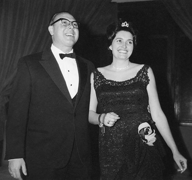 casal desfrutar de um partido 1950.black e branco - high society men tuxedo party imagens e fotografias de stock