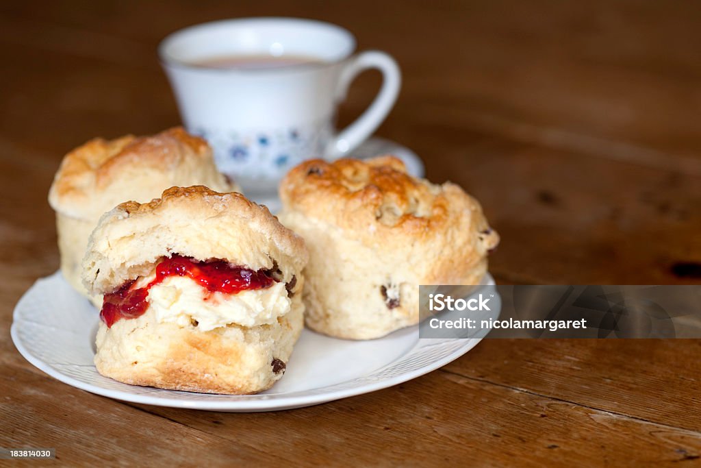 Gli Scones, panna e marmellata - Foto stock royalty-free di Scone