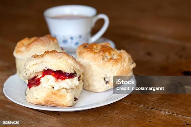 Foto de Scones E Geleia E Creme e mais fotos de stock de Scone - Scone, Chá com leite, Chá - Bebida quente