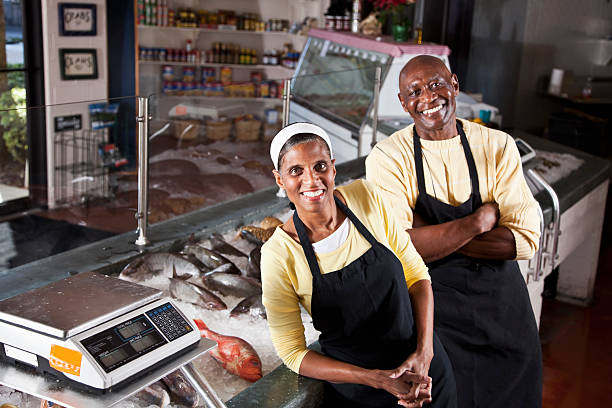 african american proprietari di mercato del pesce - fish fish market catch of fish market foto e immagini stock