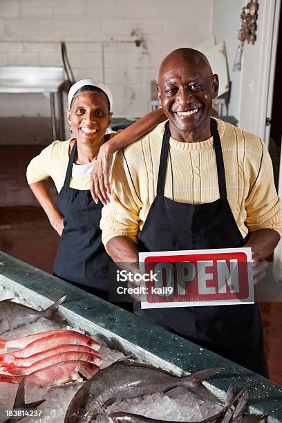 Mercado De Peixe Abrir Para Negócios - Fotografias de stock e mais imagens de Placa de Open - Placa de Open, Casal, Afro-americano