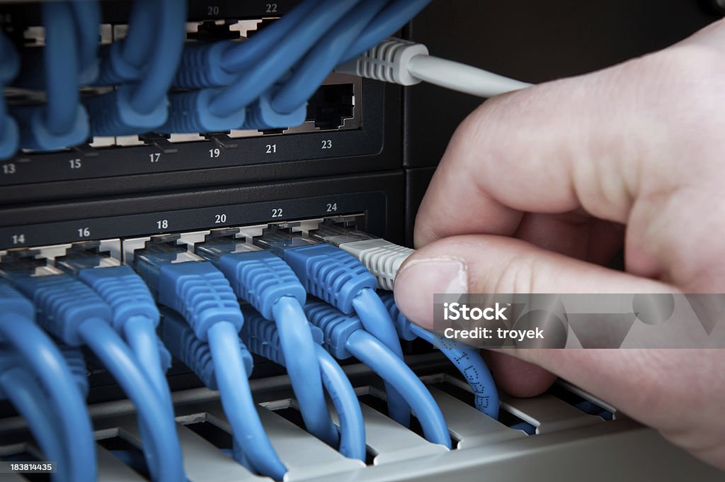 Сетевой концентратор и кабелей - Стоковые фото Сетевой разъём роялти-фри