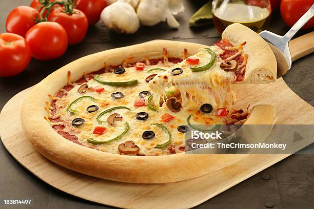 Pizza Vegetariano Pull - Fotografie stock e altre immagini di Pizza - Pizza, Formaggio, Fare lo stretching