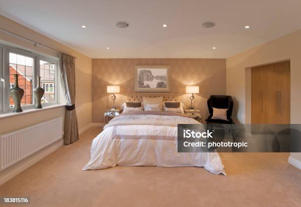 Elegante Schlafzimmer Stockfoto und mehr Bilder von Architektonisches Detail - Architektonisches Detail, Behaglich, Bett
