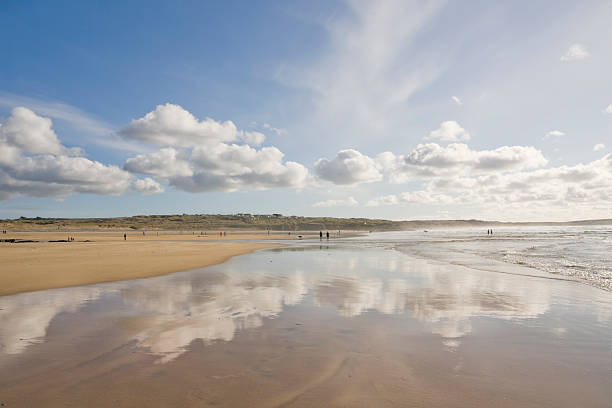 간조 및 솜털의 클라우드 및 godrevy 플라주 - cornwall england st ives horizon over water coastal feature 뉴스 사진 이미지