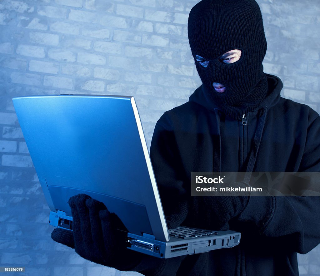 Hacker funziona su laptop a notte - Foto stock royalty-free di Pirata informatico