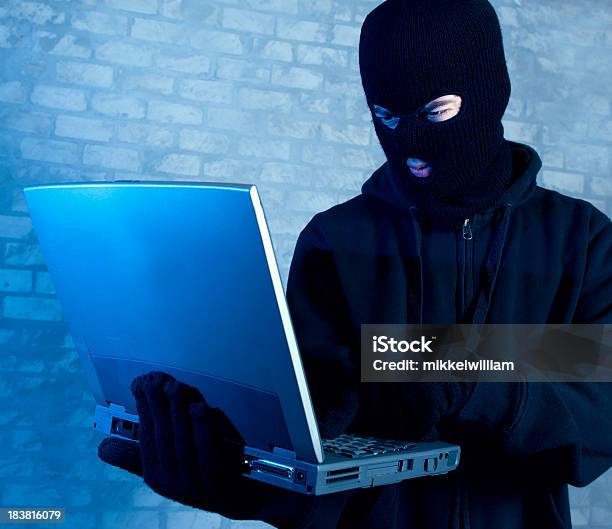 Hacker Funziona Su Laptop A Notte - Fotografie stock e altre immagini di Pirata informatico - Pirata informatico, Guanto - Capo di vestiario, Guanto - Indumento protettivo