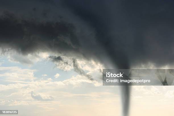 Photo libre de droit de Tornade Twister Storm banque d'images et plus d'images libres de droit de Tempête tropicale - Tempête tropicale, Prédire l'avenir, Tourbillon de poussière