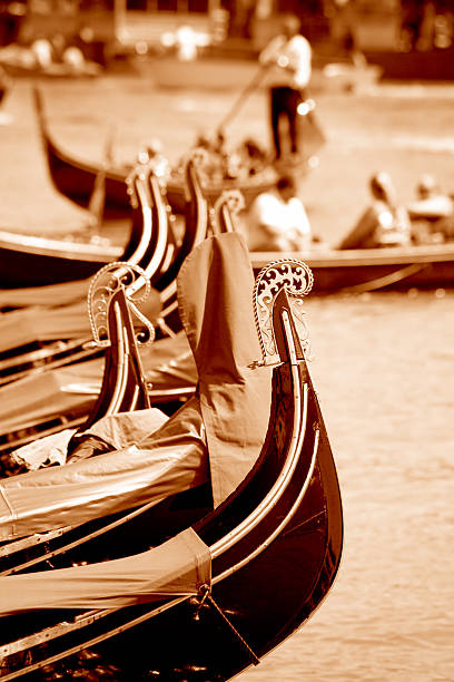 gondolas - venice italy italy grand canal built structure fotografías e imágenes de stock