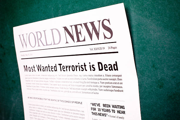 world terroristas el periódico noticias de dibujo a mano en frente del mapa - newspaper good news the media announcement message fotografías e imágenes de stock