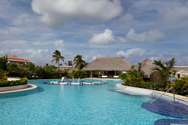 piscine du centre de villégiature de luxe dans les tropiques - tourist resort apartment swimming pool caribbean photos et images de collection