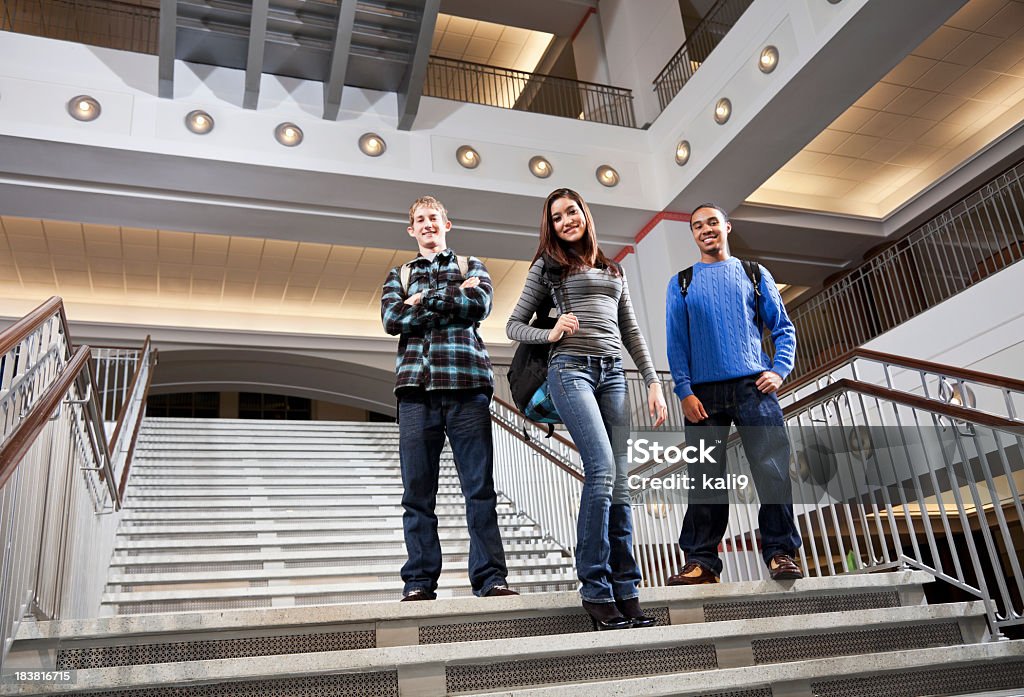 Étudiants se balader sur les escaliers - Photo de 14-15 ans libre de droits