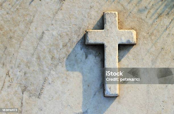 Foto de Cross e mais fotos de stock de Cruz - Objeto religioso - Cruz - Objeto religioso, Cruz - Forma, Pedra - Material de Construção