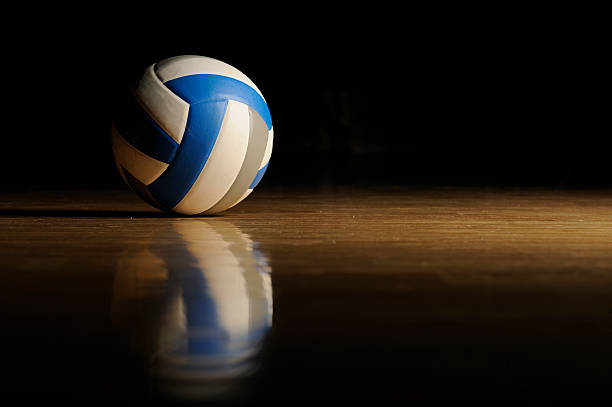 volleyball auf holz etage - volleyball sport floor ball stock-fotos und bilder