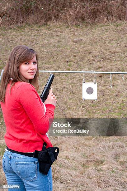 若い女性の空白ターゲット射撃 - 1人のストックフォトや画像を多数ご用意 - 1人, 人物, 後ろ姿