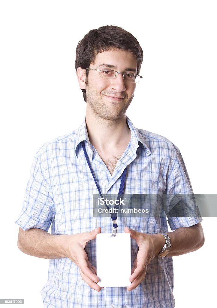 Ritratto di un sorridente giovane adulto con targhetta - Foto stock royalty-free di Targhetta di identificazione