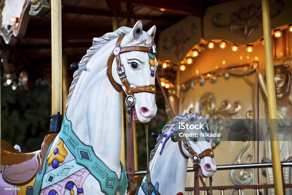 Красочные лошадей на Карусель в Париже, Франция - Стоковые фото Аттракцион карусель роялти-фри