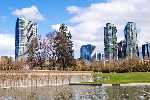 parc du centre-ville de bellevue, dans l'état de washington, avec une cascade et bâtiments - bellevue washington state photos et images de collection