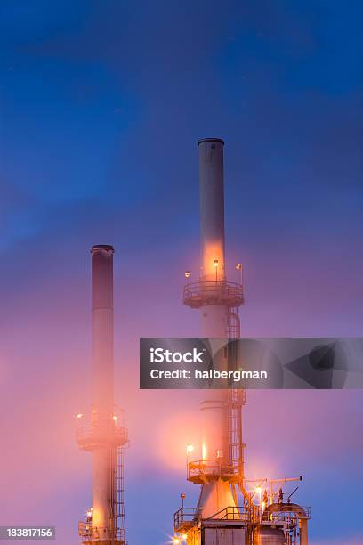 Refinería De Petróleo Smoke Stacks Foto de stock y más banco de imágenes de Anochecer - Anochecer, California, Chimenea industrial