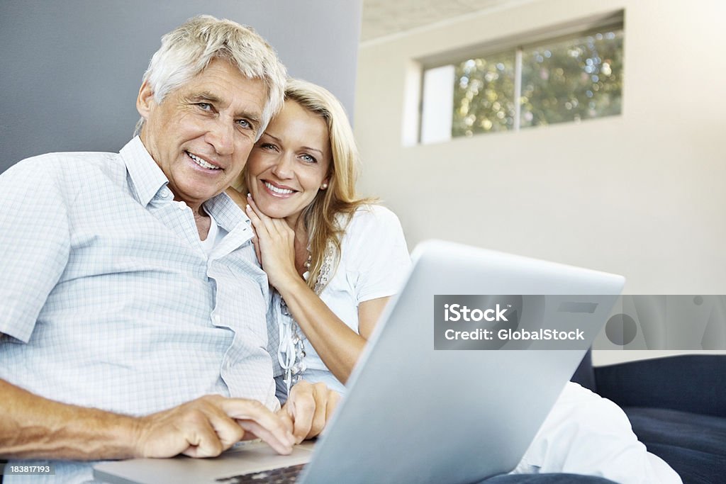 , pareja madura feliz usando una computadora portátil en la habitación - Foto de stock de 50-59 años libre de derechos