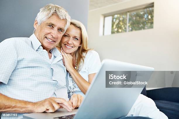 Pareja Madura Feliz Usando Una Computadora Portátil En La Habitación Foto de stock y más banco de imágenes de 50-59 años