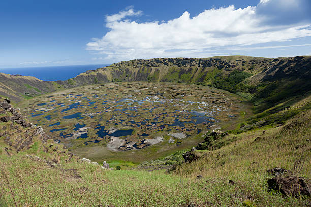 vulcano inattivo rano khao sull'isola di pasqua cile - rano kao foto e immagini stock