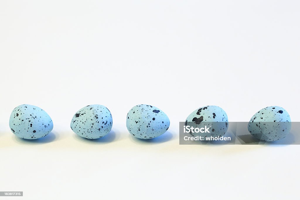 Cinco ovos na linha azul - Foto de stock de Ovo Araucana royalty-free