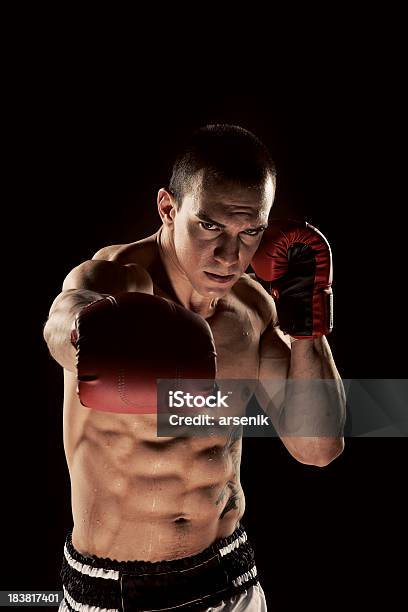 Junger Mann Schattenboxen Stockfoto und mehr Bilder von Aktivitäten und Sport - Aktivitäten und Sport, Athlet, Bauchmuskeln