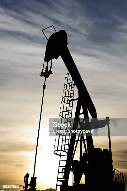 Pumpjack Im Morgengrauen Stockfoto und mehr Bilder von Abenddämmerung - Abenddämmerung, Asphalt, Ausrüstung und Geräte