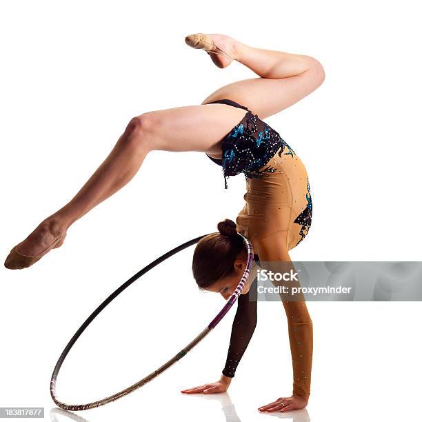 Photo libre de droit de Gymnaste Girl Avec Hula Hoop Isolé Sur Blanc banque d'images et plus d'images libres de droit de Acrobate - Acrobate, Acrobate aérien, Activité