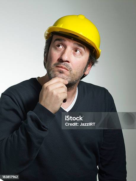 Architetti Guardando Building - Fotografie stock e altre immagini di Addetto alla manutenzione - Addetto alla manutenzione, Adulto, Affari