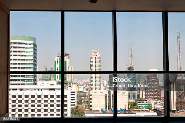 Photo libre de droit de Vue Depuis La Fenêtre De Bureau À Bangkok banque d'images et plus d'images libres de droit de Affaires - Affaires, Affaires internationales, Angle de prise de vue