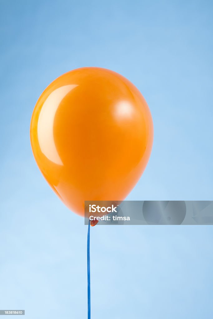 Vide ballon sur fond bleu d'orange - Photo de Ballon de baudruche libre de droits