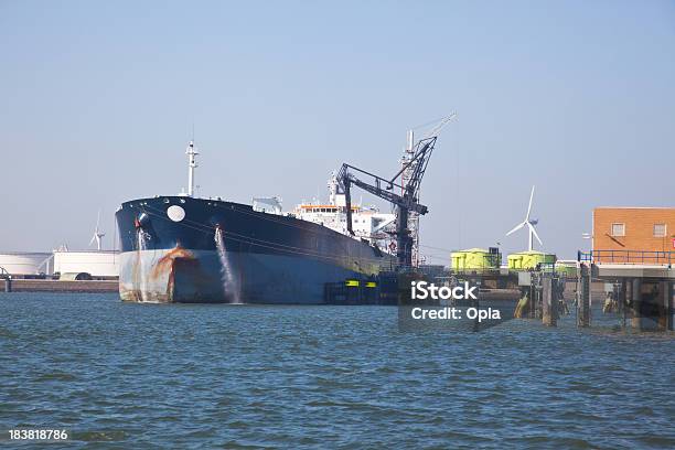 Superpetrolero Con Tanques De Almacenaje De Aceite Foto de stock y más banco de imágenes de Aerogenerador - Aerogenerador, Petróleo, Transporte de carga