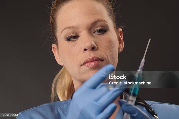 Retrato De Enfermeira Segurando Filmagem - Fotografias de stock e mais imagens de 25-29 Anos - 25-29 Anos, Adulto, Assistência