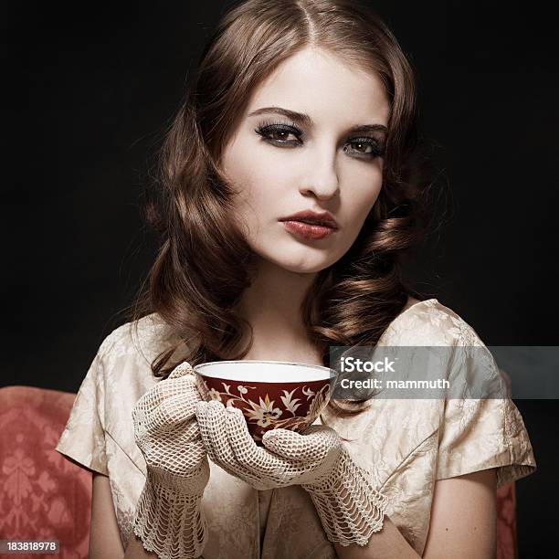 Dziewczyna Retro Cafe - zdjęcia stockowe i więcej obrazów 1920-1929 - 1920-1929, Nastoletnie dziewczyny, 1930-1939