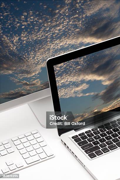 Computação Em Nuvem - Fotografias de stock e mais imagens de Computador - Computador, Computador Portátil, Computação em nuvem