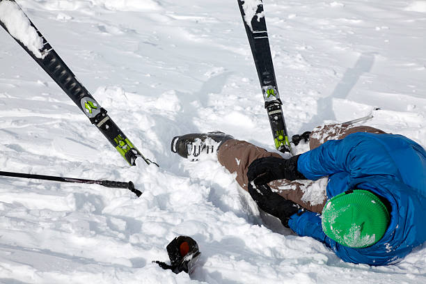 esquí lesión de la rodilla - ski insurance fotografías e imágenes de stock