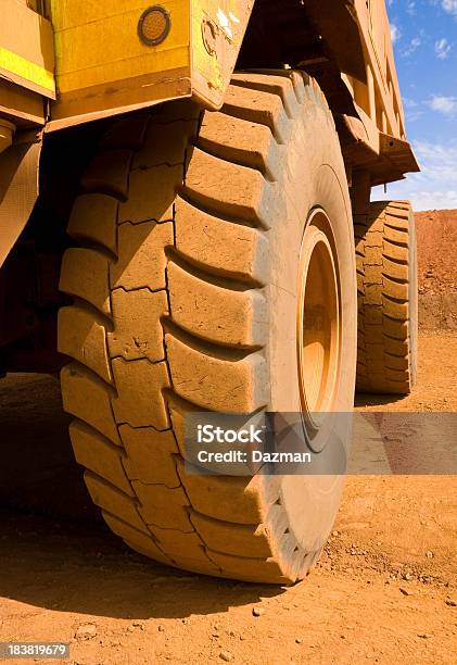 Close Up Of A Large Мой Сайт Автомобильные Шины — стоковые фотографии и другие картинки Machinery - Machinery, Вертикальный, Горнодобывающая промышленность