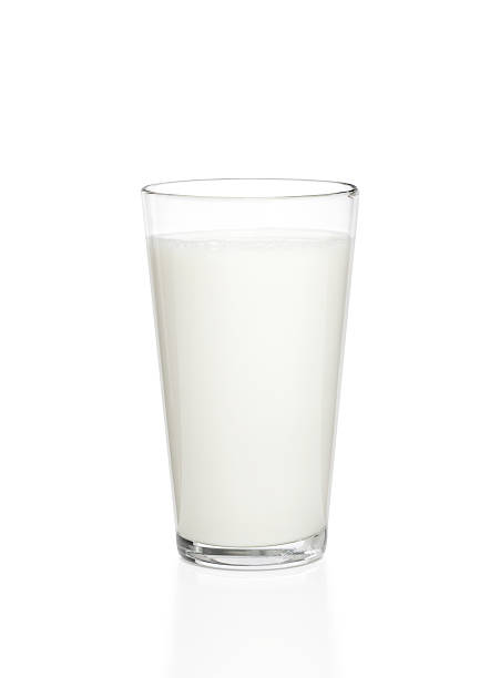 vaso de leche aislado - milk fotografías e imágenes de stock