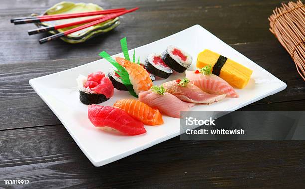 Sushi Thunfischroll Stockfoto und mehr Bilder von Asiatische Kultur - Asiatische Kultur, Bambus - Material, Blatt - Pflanzenbestandteile