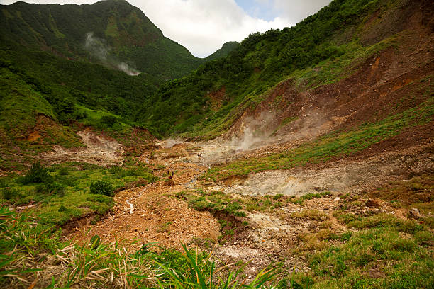 vale de desolation na dominica - volcano fumarole stone vulcanology - fotografias e filmes do acervo
