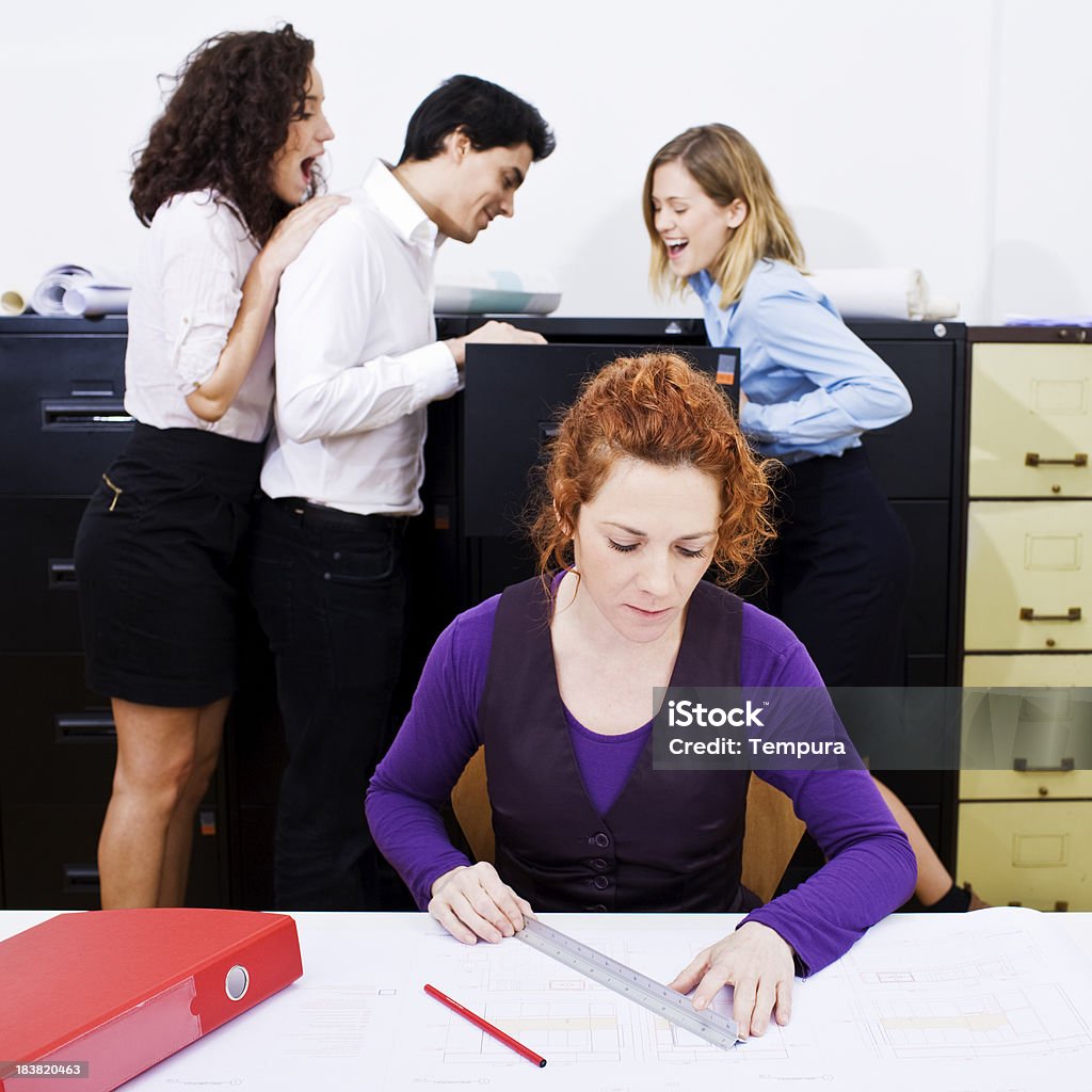 Trabalhadores de escritório jovem se divertindo no chefes de - Foto de stock de Esconder royalty-free