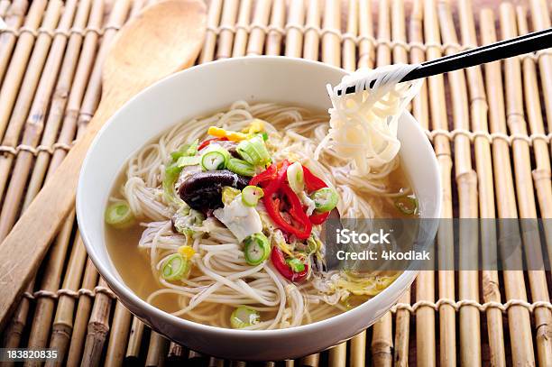 Photo libre de droit de Soupe Au Vermicelle banque d'images et plus d'images libres de droit de Aliments et boissons - Aliments et boissons, Baguettes chinoises, Champignon comestible