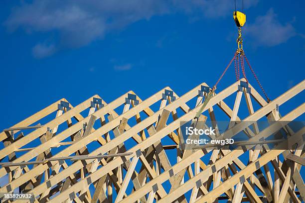 Dach W Budowie - zdjęcia stockowe i więcej obrazów Przemysł budowlany - Przemysł budowlany, Budowla mieszkaniowa, Drewno - Materiał budowlany