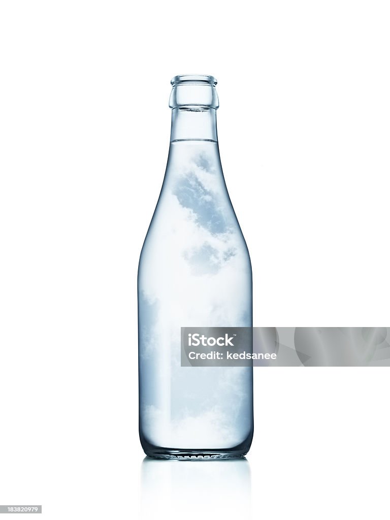 Бутылка воды с cloudy sky внутри - Стоковые фото Без людей роялти-фри