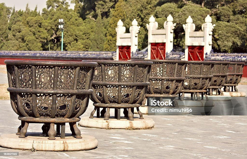 Recipientes para lenha no Temple of Heaven, Beijing, China. - Foto de stock de 2000-2009 royalty-free