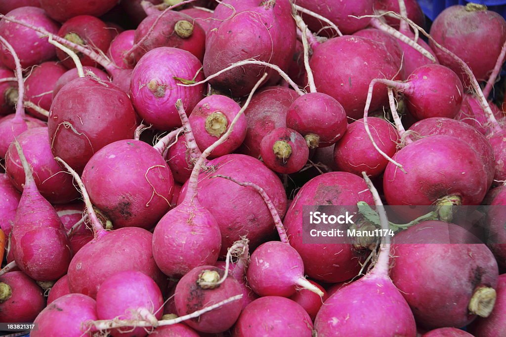 Frische Rettich auf dem Markt - Lizenzfrei Abnehmen Stock-Foto